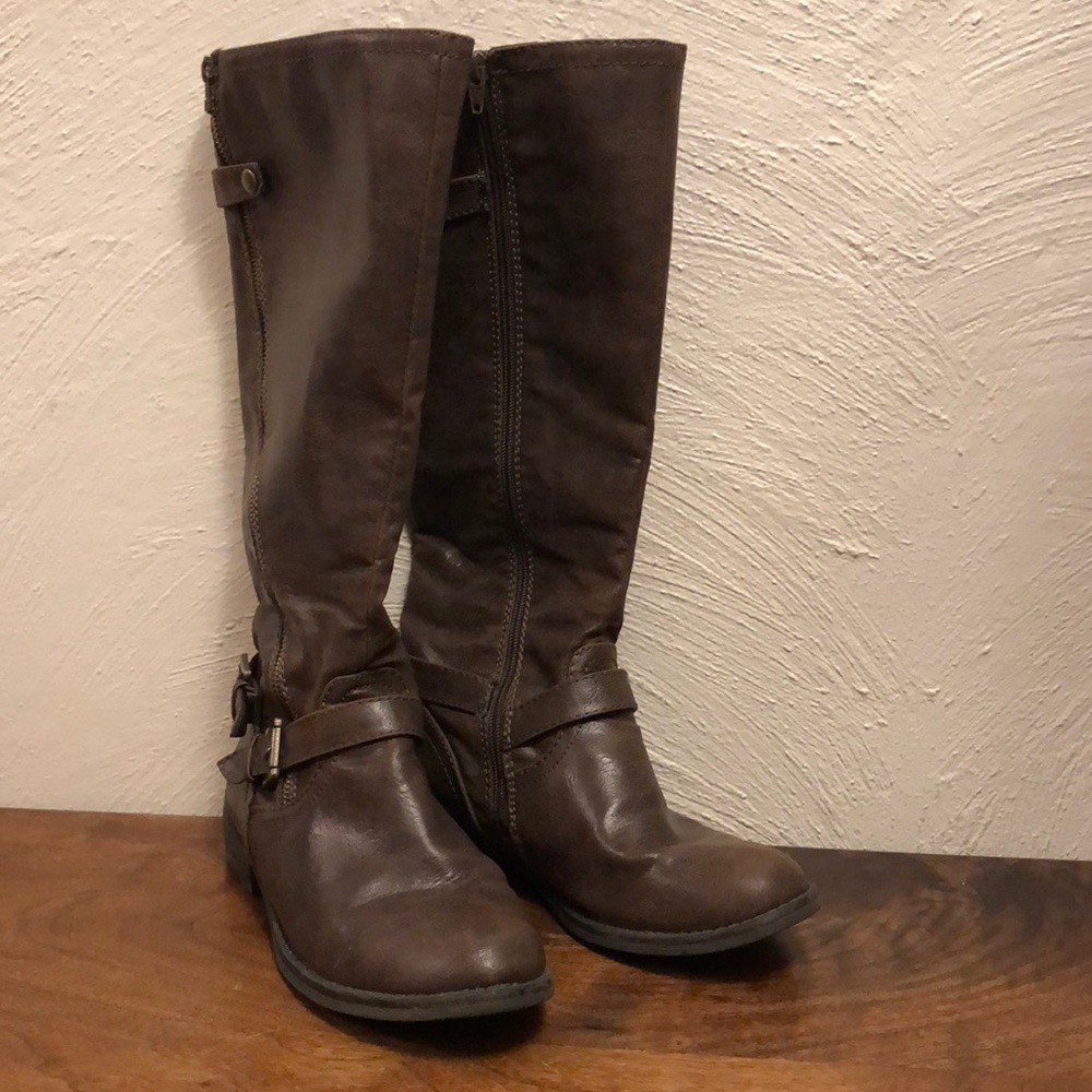 Brown riding boots zipper below knee